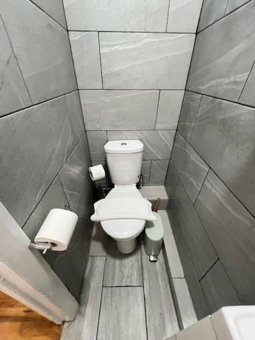 2 Bedroom Apartment Near Station London Exterior photo